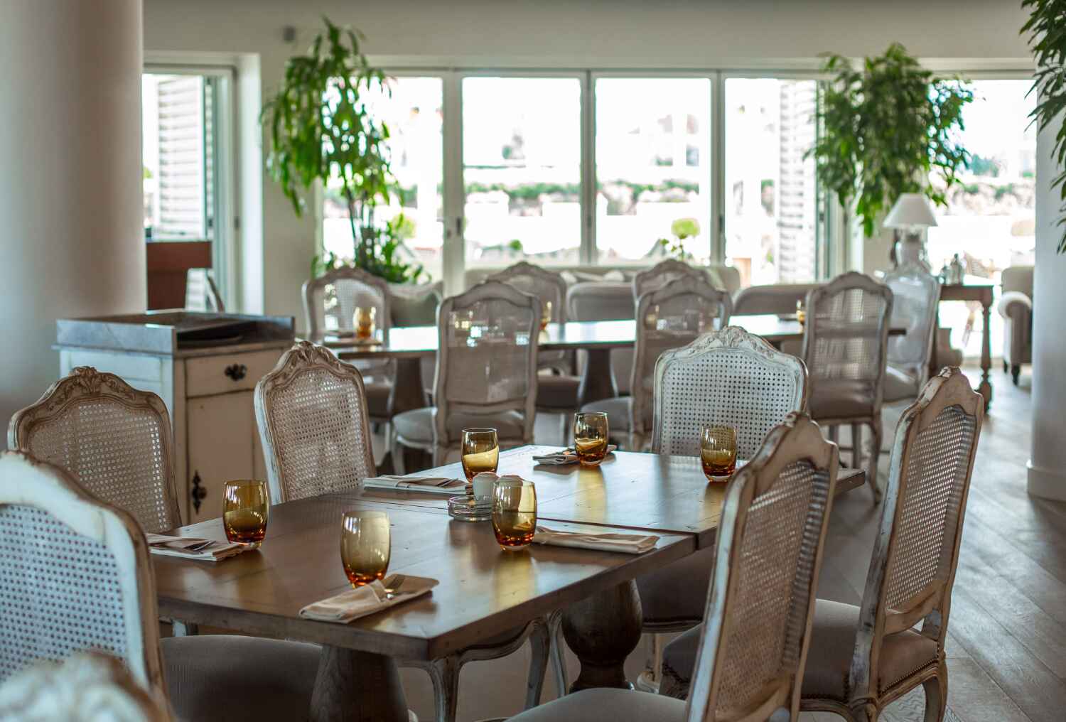 How Do Hotel Dining Tables Shape Fine Dining Ambience?